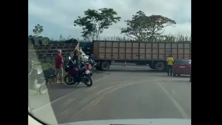 Carreta carregada de bois tomba e mata entregador de leite no Anel Viário de Ji-Paraná