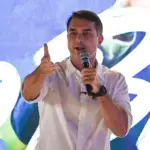 Flávio Bolsonaro teria entrado na Argentina com passaporte italiano após decisão do STF, diz CNN