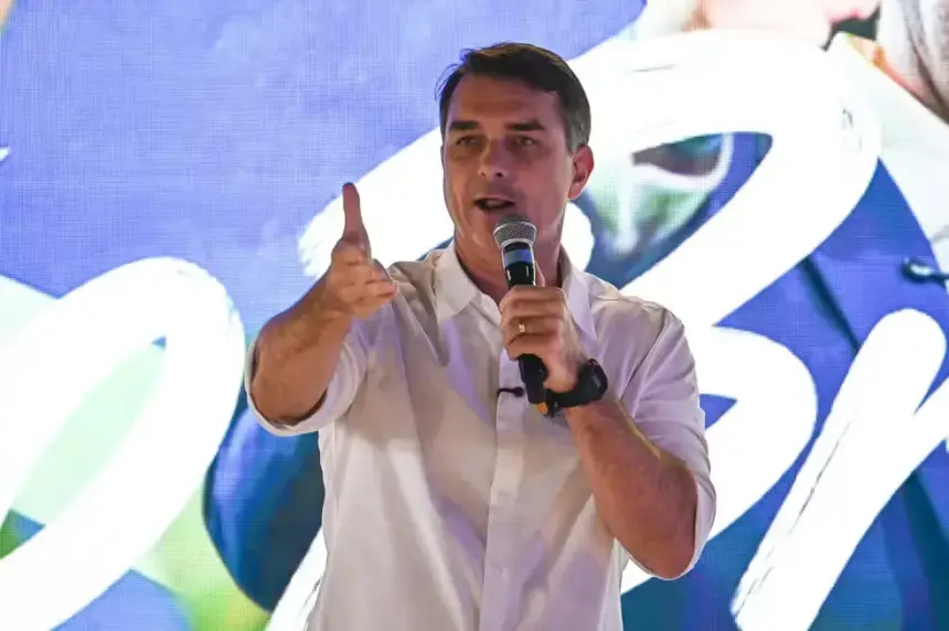 Flávio Bolsonaro teria entrado na Argentina com passaporte italiano após decisão do STF, diz CNN