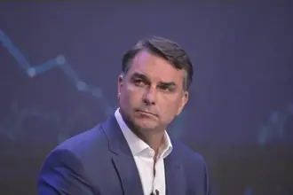 Flávio Bolsonaro não reconhece vitória de Lula e anuncia pedido de anulação das Eleições 2026