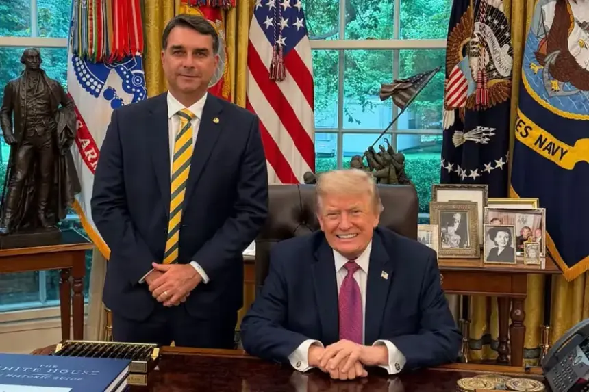 Trump autorizou entrada de Flávio Bolsonaro nos EUA mesmo sabendo de ordem para entrega de passaportes, diz CNN