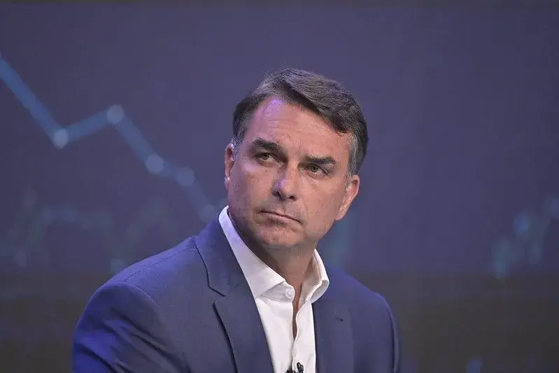 Flávio Bolsonaro não reconhece vitória de Lula e anuncia pedido de anulação das Eleições 2026
