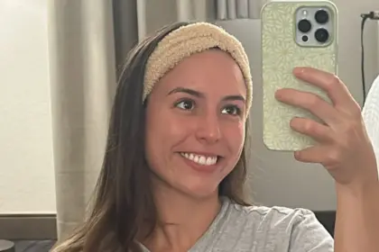 Atriz brasileira é detida pela imigração dos EUA e mãe relata condições precárias