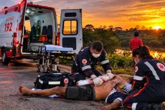 Homem é sequestrado por três suspeitos e espancado em Ji-Paraná; vítima sofre fratura exposta no braço