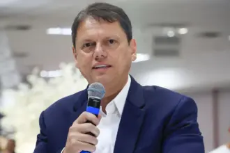 Tarcísio de Freitas é reeleito governador de São Paulo no primeiro turno