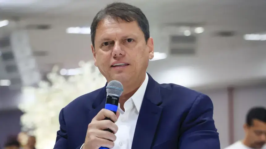 Tarcísio de Freitas é reeleito governador de São Paulo no primeiro turno