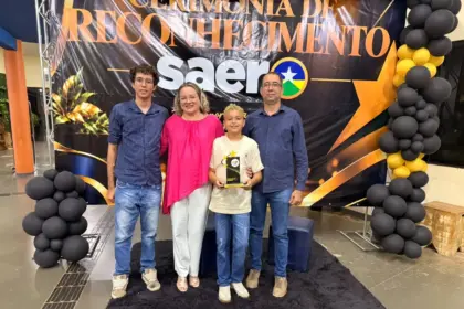 Aluno de 11 anos de Rolim de Moura recebe prêmio por destaque em Língua Portuguesa no SAERO 2025