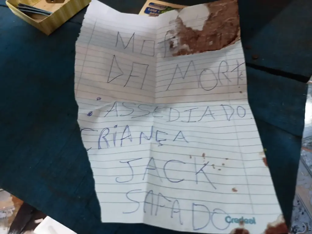 Atualizada - Homem é morto a facadas em Rolim de Moura; carta foi deixada sob o corpo “motivo da morte: Assediado Criança
