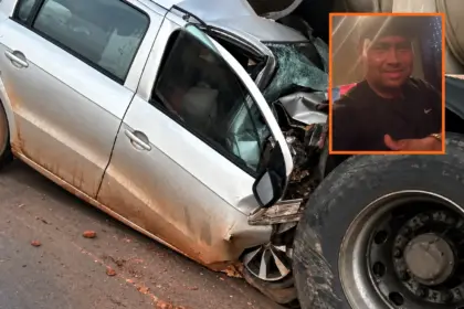 Motorista morre após carro colidir com caminhão e ficar preso sob veículo na BR-364