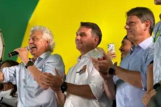 Ronaldo Caiado anuncia apoio a Flávio Bolsonaro no segundo turno contra Lula