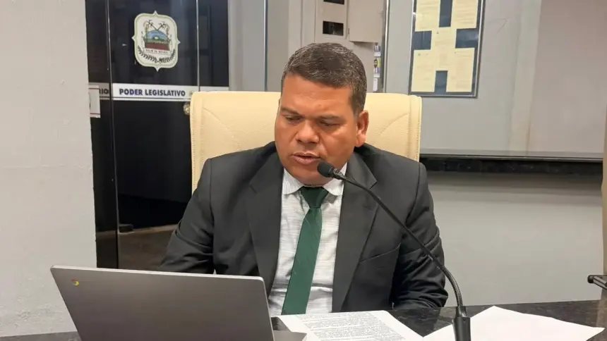 Vereador Adair Cardoso pede sinalização de trânsito na Rua Parnaíba e em vias recém-pavimentadas de Rolim de Moura